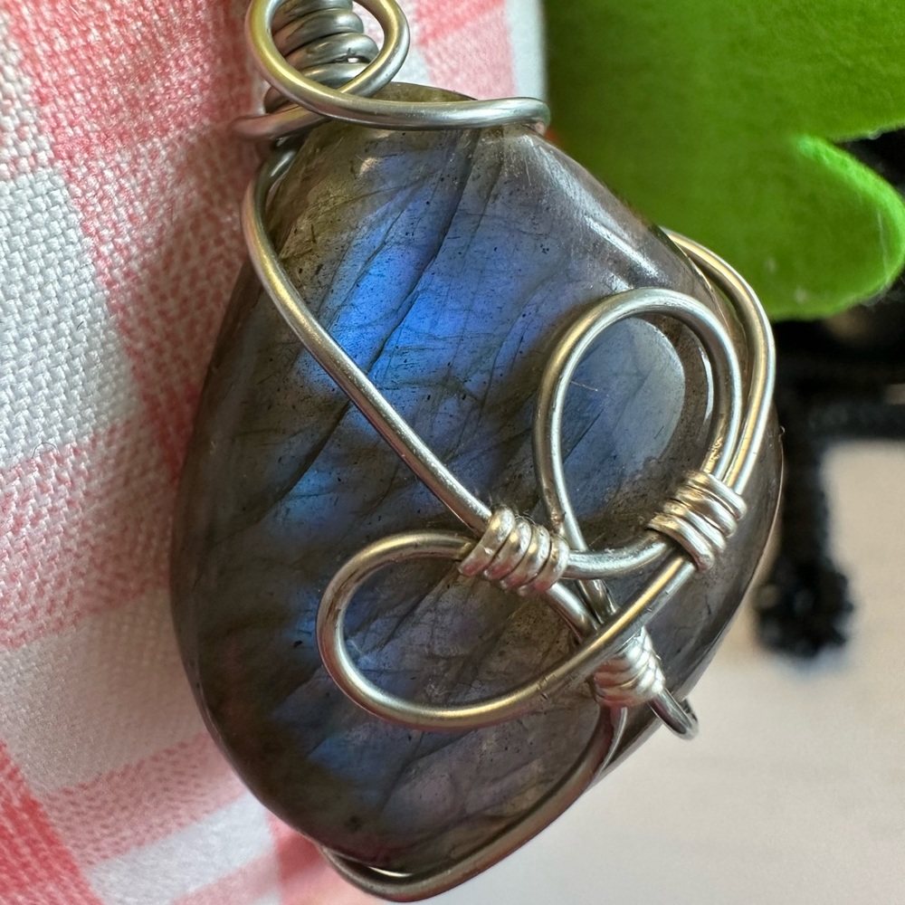 Beautiful LABRADORITE pendant with gorgeous flashing